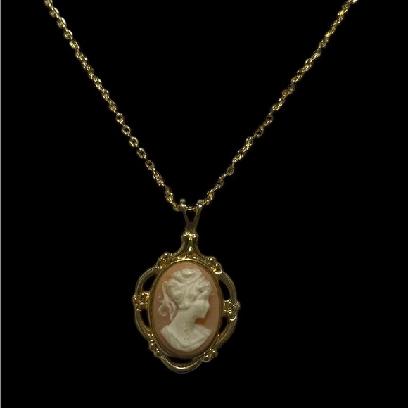 Vintage Style Gold Tone Cameo Pendant Necklace Costume Jewelry 17” - Picture 2 of 6